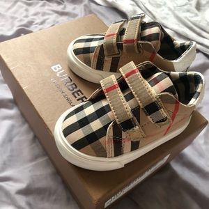 Burberry baby shoes